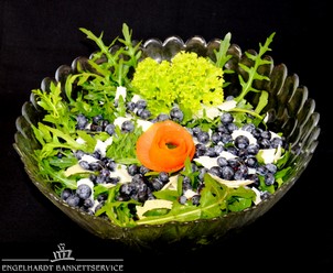 Ruccola mit Grana Padano & Heidelbeeren, Senf Honig Dressing