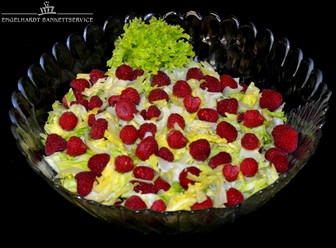 Eisbergsalat mit Himbeeren, Senf Honig Dressing