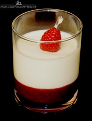 Pana cotta auf  Himbeeren im Tumbler