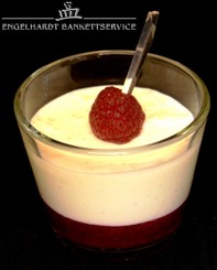 Pana cotta auf  Himbeeren im Glas