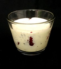 Stratiatella mit Erdbeeren im Glas