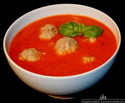 Florentiner Tomatensuppe mit Rindfleischklößchen und frischem Oregano