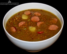 Linsensuppe mit Knackwurstscheiben