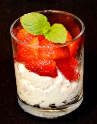 Stratiatella mit Erdbeeren im Tumbler