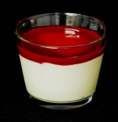 Bayrisch Creme mit Himbeeren im Glas