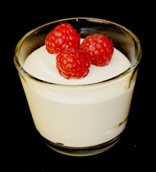 Vanillecreme mit Himbeeren im Glas